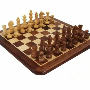 Tablero de ajedrez en madera de rosa dorada con juego de ajedrez en madera de acacia dispuesto