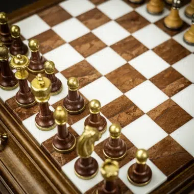 Ensemble Jeu d'Échecs en Métal et Bois Massif et Échiquier en Bois et Marbre