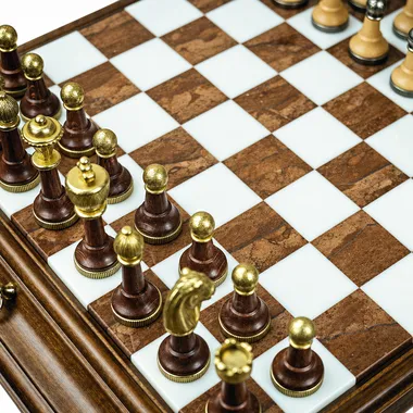 Detalle de peones y piezas de madera y latón sobre las casillas de mármol y madera