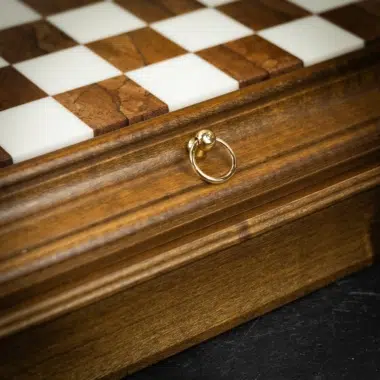 Asa dorada de la caja de almacenamiento de madera con esquina del tablero de mármol