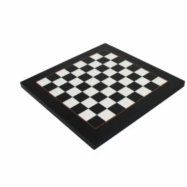 Tablero de ajedrez blanco y negro de madera de arce visto en perspectiva