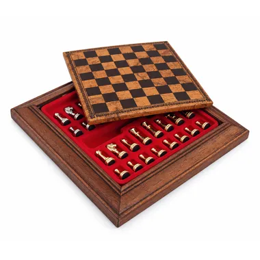 Caja de madera abierta mostrando las piezas magnéticas guardadas en fieltro rojo
