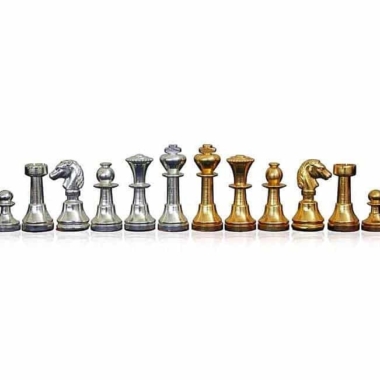 Ensemble Jeu d'Échecs en Laiton Massif Plaqué Or et Argent et Échiquier en Bois d'Érable
