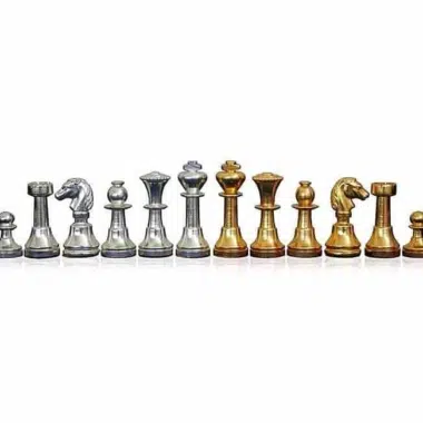 Piezas de ajedrez de latón macizo chapado en oro y plata alineadas una junto a otra