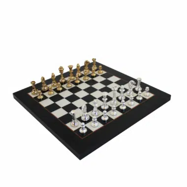 Juego de ajedrez completo con piezas doradas y plateadas sobre tablero blanco y negro