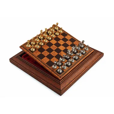 Juego de ajedrez magnético colocado abierto sobre su caja de madera