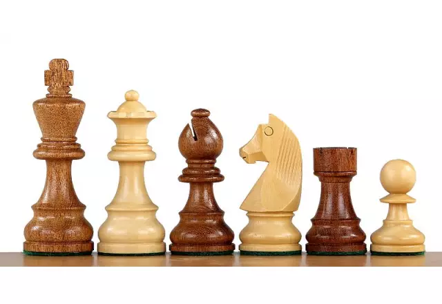 Ensemble Echiquier en Bois d'Érable et Noyer et Pieces Echecs Chevalier Allemand en Bois d'Acacia et Buis