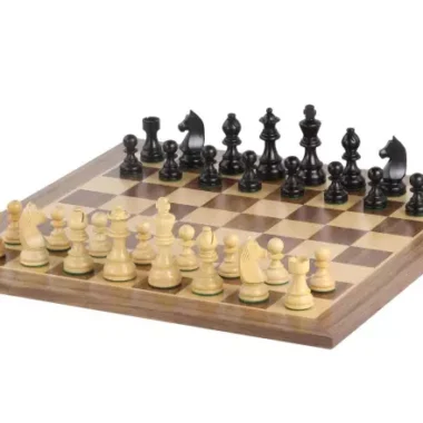 Ensemble Jeu d'Échecs Chevalier Allemand en Bois de Buis et Échiquier en Bois d'Érable et Noyer