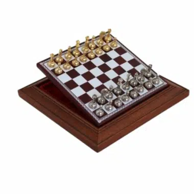 Juego de ajedrez magnético de metal dorado y plateado sobre su caja de madera