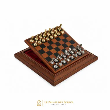 Juego de ajedrez completo con piezas doradas y plateadas sobre tablero de madera abierto