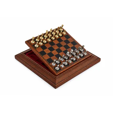 Juego de ajedrez completo con piezas doradas y plateadas sobre tablero de madera abierto