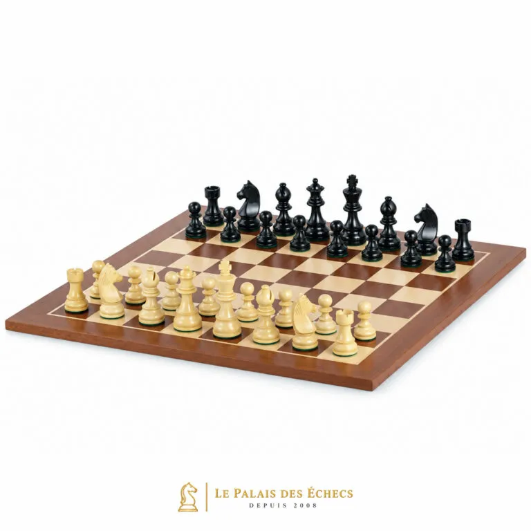 Juego de ajedrez completo con piezas de boj y tablero de caoba y arce, vista general