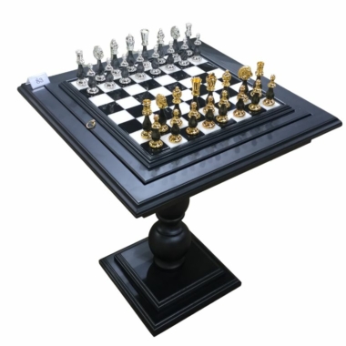 Ensemble Jeu d'Échecs en Laiton Plaqué Or et Argent et Table d'Échecs en Bois et Marbre