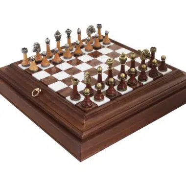 Ensemble Jeu d'Échecs en Métal et Bois Massif et Échiquier en Bois et Marbre