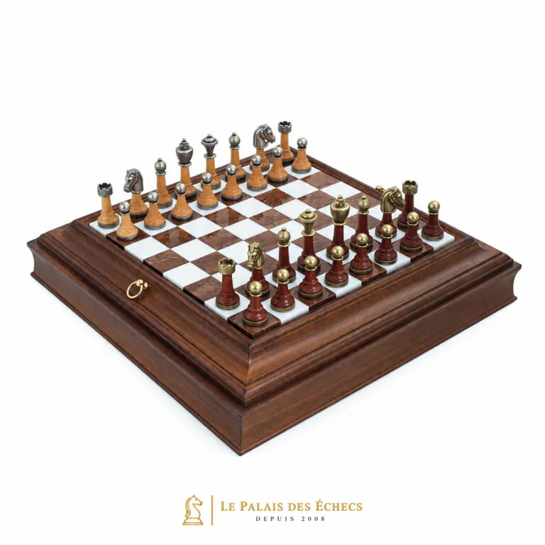 Juego de ajedrez completo con piezas de metal y madera sobre tablero de mármol y caja de madera