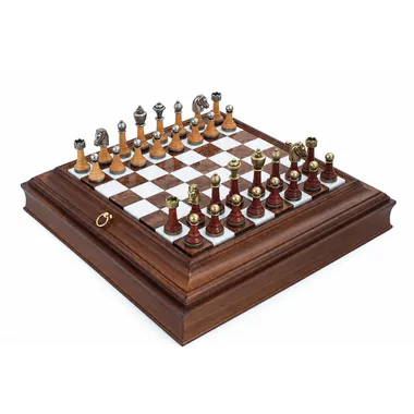 Juego de ajedrez completo con piezas de metal y madera sobre tablero de mármol y caja de madera