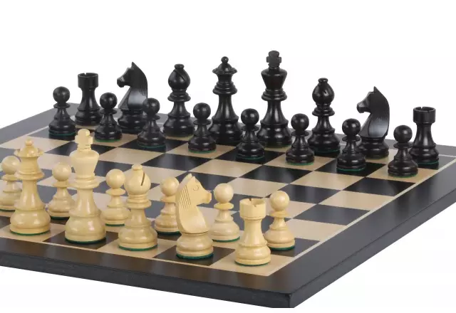 Ensemble Pieces Echecs en Bois de Buis et Echiquier en Bois d'Érable