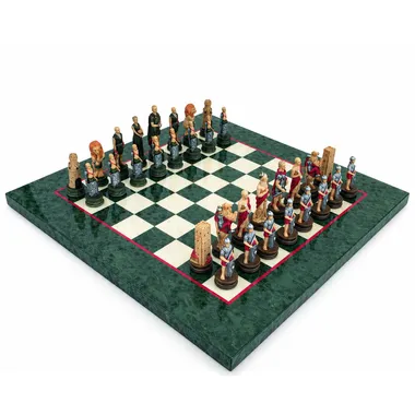 Juego de ajedrez Romanos vs Gladiadores colocado sobre tablero verde y crema