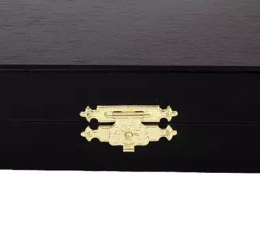 Caja de almacenamiento en madera negra, primer plano del cierre dorado grabado