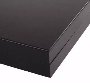 Caja de almacenamiento en madera negra, detalle de la esquina y el acabado