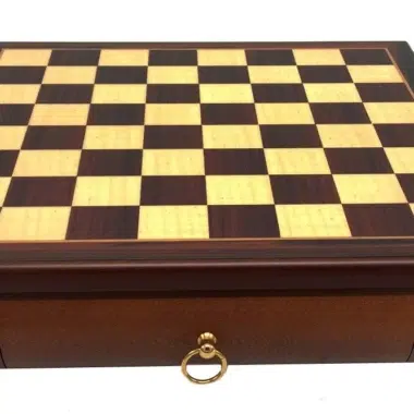 Conjunto de Ajedrez Romanos contra Bárbaros y Tablero de Ajedrez de Madera de Rosa con Cajón - Imagen 5