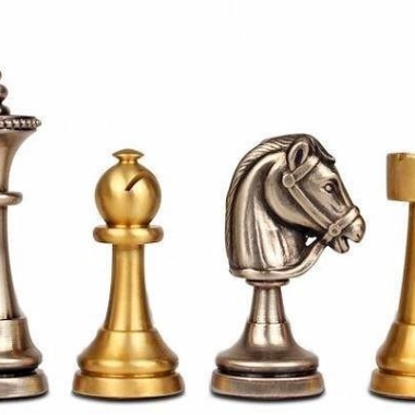 Alternative view of Conjunto de Ajedrez Staunton en Latón Macizo y Tablero de Madera de Nogal con Acabado Brillante