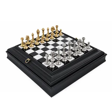 Juego de ajedrez completo con piezas doradas y plateadas sobre tablero blanco y negro, caja marmoleada