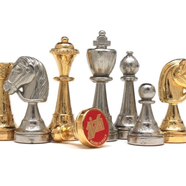 Alternative view of Conjunto de Ajedrez de Metal Chapado en Oro y Plata y Tablero de Ajedrez Negro y Blanco de Madera Lacada con Tablero de Juego de Mármol