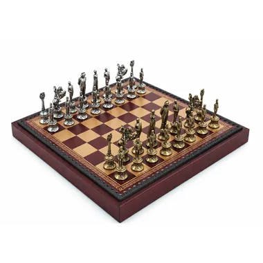 Juego de ajedrez Napoléon colocado en diagonal sobre el tablero de símil cuero