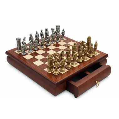 Juego de ajedrez completo Romanos contra Bárbaros sobre tablero de madera de rosa con cajón