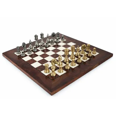 Juego de ajedrez de latón macizo colocado sobre tablero de madera de olmo