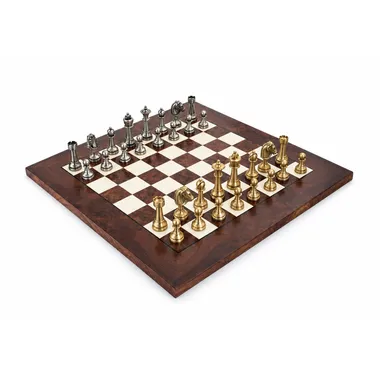 Juego de ajedrez completo en latón sobre tablero de madera de nogal brillante
