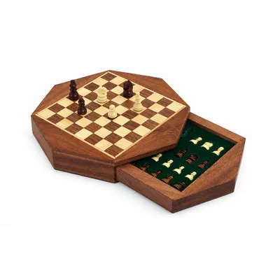 Juego de ajedrez octogonal abierto mostrando el cajón con fieltro verde