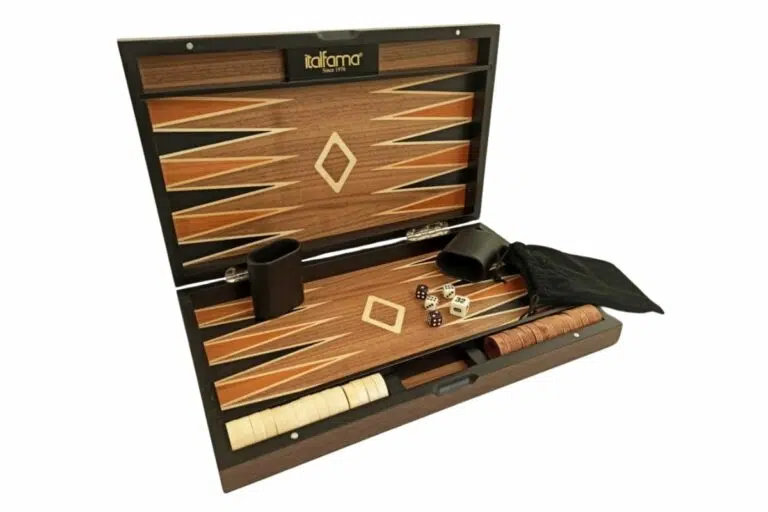 Juego de backgammon plegable de madera abierto con fichas, dados y cubilete