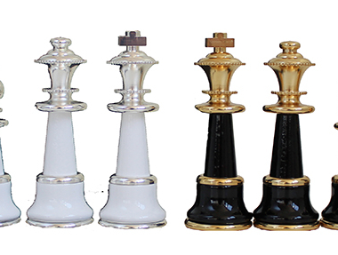 Piezas de Ajedrez Staunton Gigantes en Madera y Latón chapado en Oro y Plata