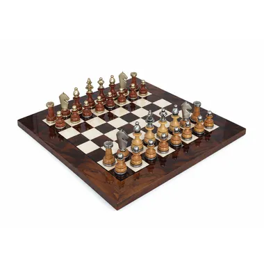 Juego de Ajedrez en Latón Macizo y Madera con Tablero de Ajedrez en Nogal Veteado con Acabado Brillante