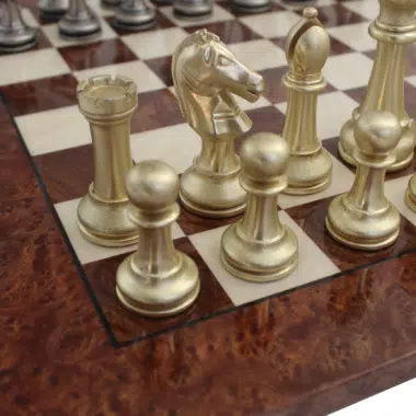 Detalle de las piezas doradas de metal colocadas sobre el tablero de madera de brezo
