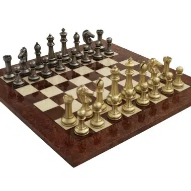 Juego de ajedrez completo en metal dorado y plateado sobre tablero de madera barnizada