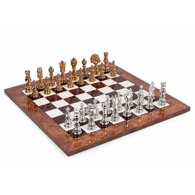Juego de ajedrez completo con piezas doradas y plateadas sobre tablero de madera de olmo lacado