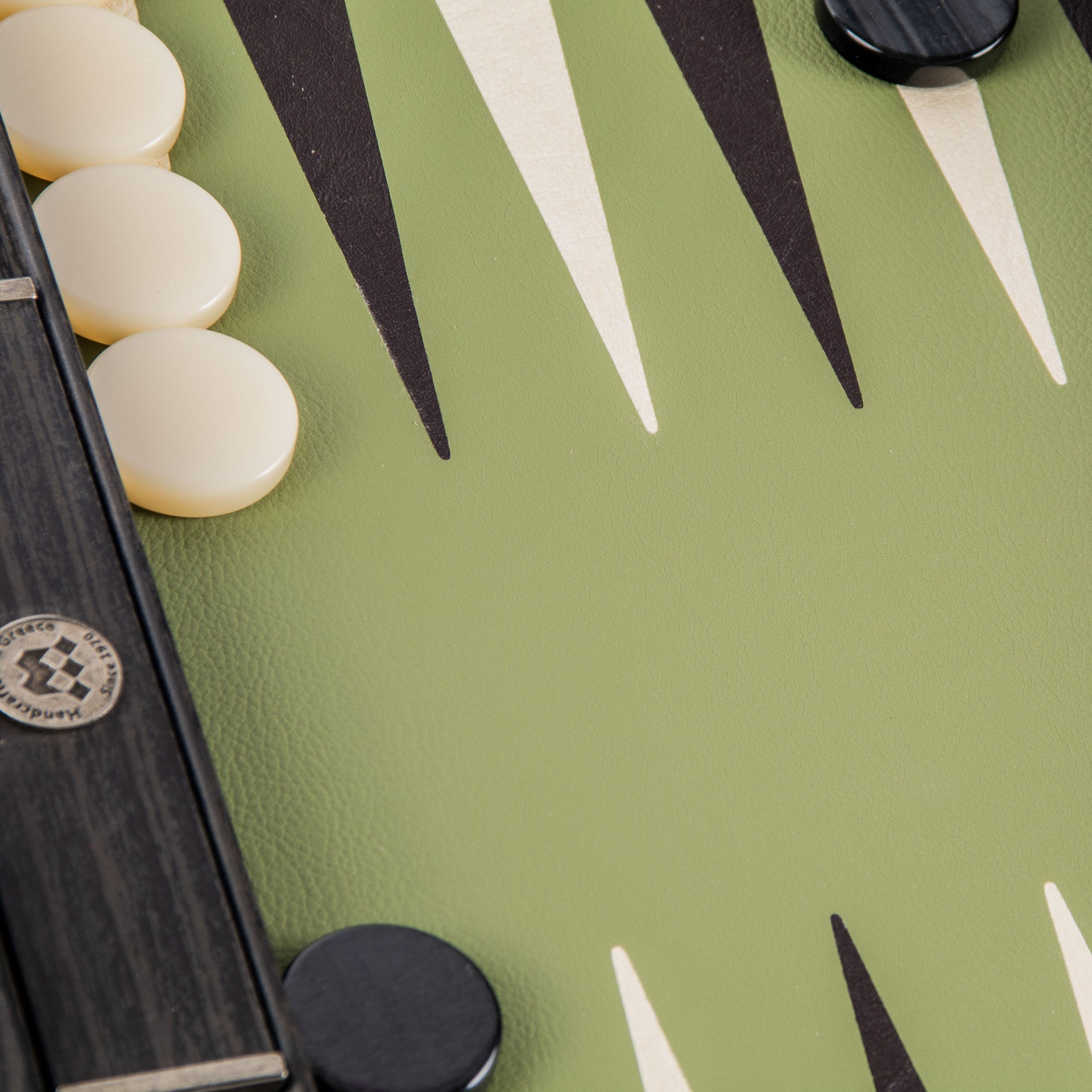 Backgammon en Similicuir Ecológico Verde Oliva – Set de Lujo 48 x 30 cm - Imagen 3