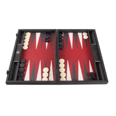 Backgammon de símil cuero rojo burdeos abierto, tablero completo con fichas negras y blancas