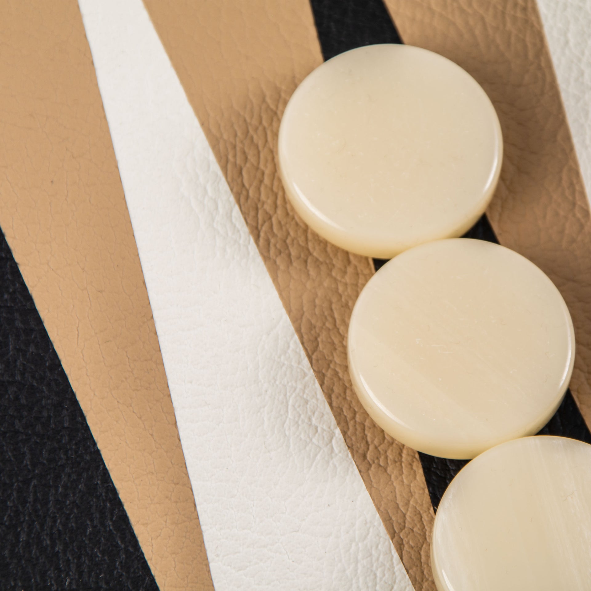 Set de Backgammon en Similicuir Marrón Mocha - 48 x 30 cm - Imagen 5