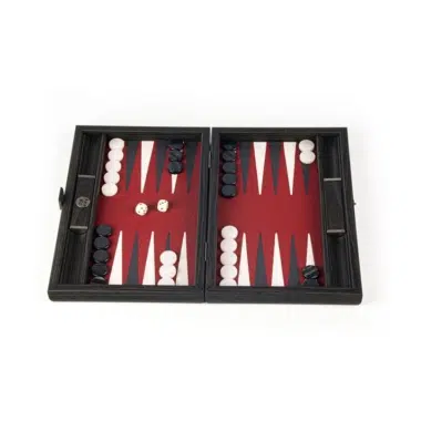 Backgammon de viaje rojo burdeos de madera, vista abierta con fichas y dados