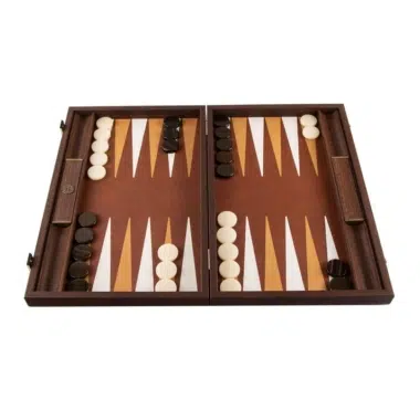 Backgammon de cuero auténtico marrón abierto, con fichas de nácar colocadas