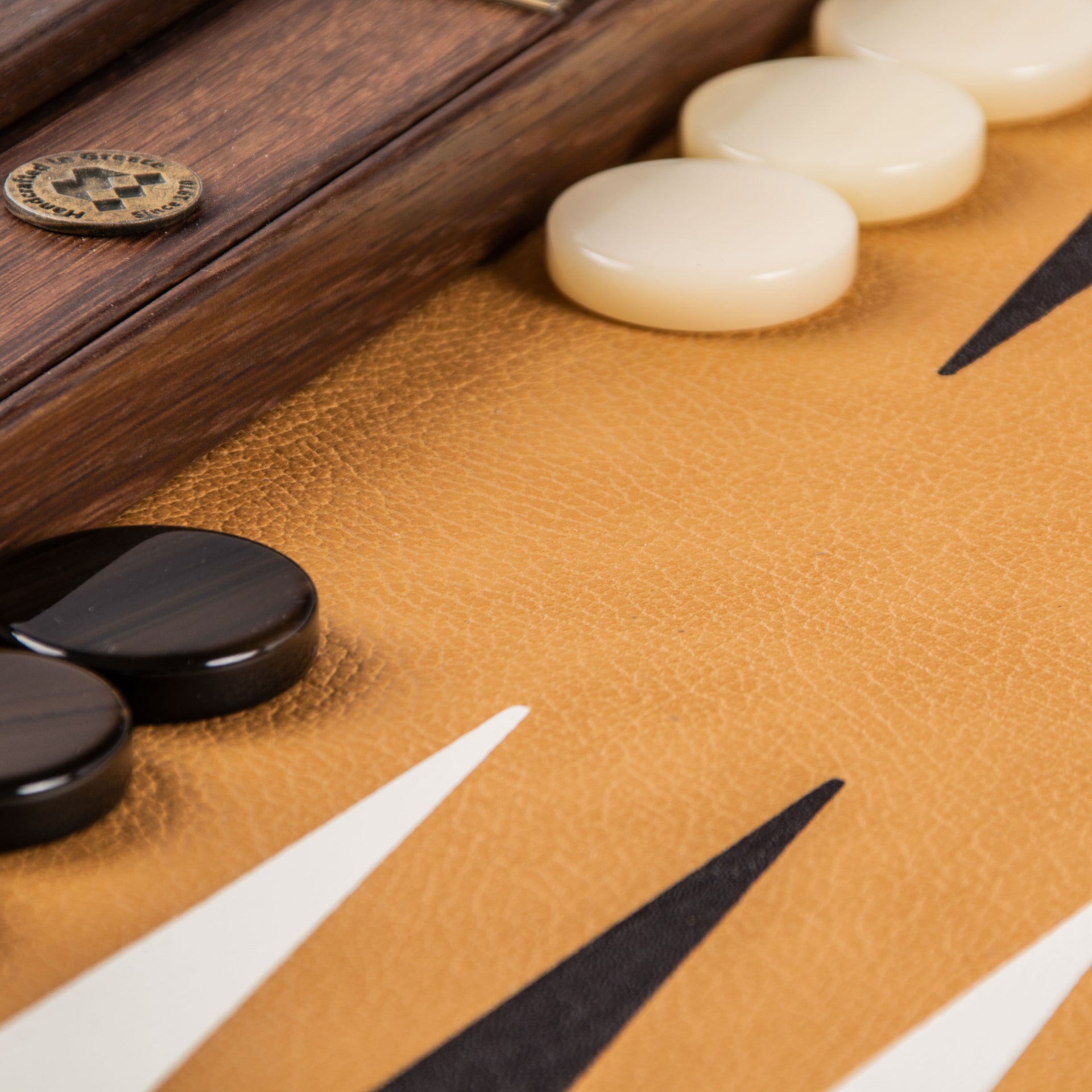 Backgammon de Luxe en Cuero Imitación Avestruz Marrón con Fichas de Nácar - Imagen 5