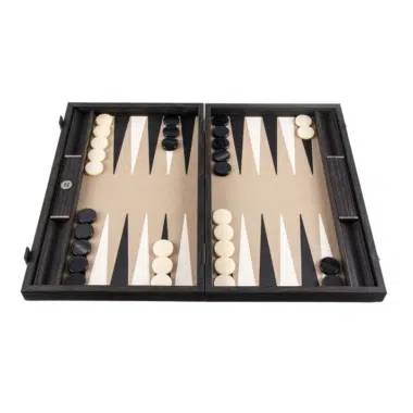 Backgammon abierto con fichas negras y marfil sobre tablero efecto serpiente