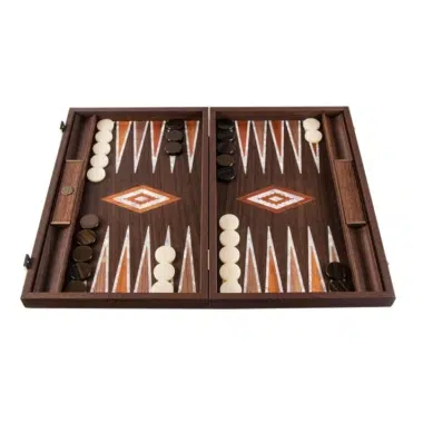 Backgammon abierto con el tablero en raíz de nogal y nácar, fichas colocadas