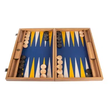 Backgammon de piel sintética azul real abierto con fichas de madera colocadas