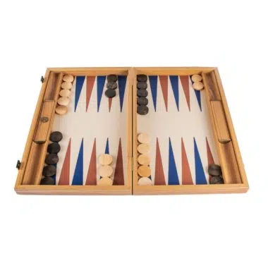 Backgammon de símil piel beige champán abierto, vista general del tablero con triángulos azules y marrones