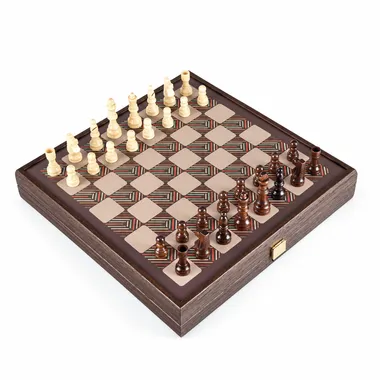 Set 4 en 1 abierto con tablero de ajedrez y piezas de madera colocadas